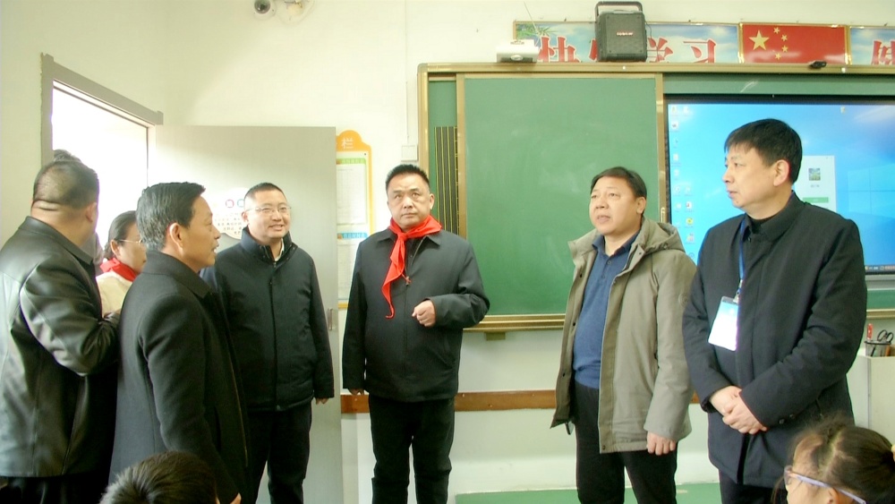 在北街小學(xué)視察.jpg