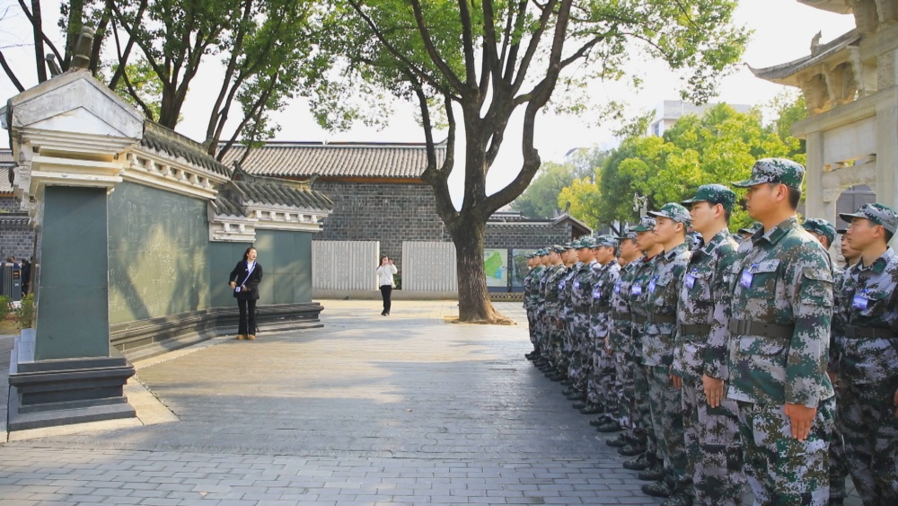 圖為預定新兵在六尺巷接受役前教育2.jpg