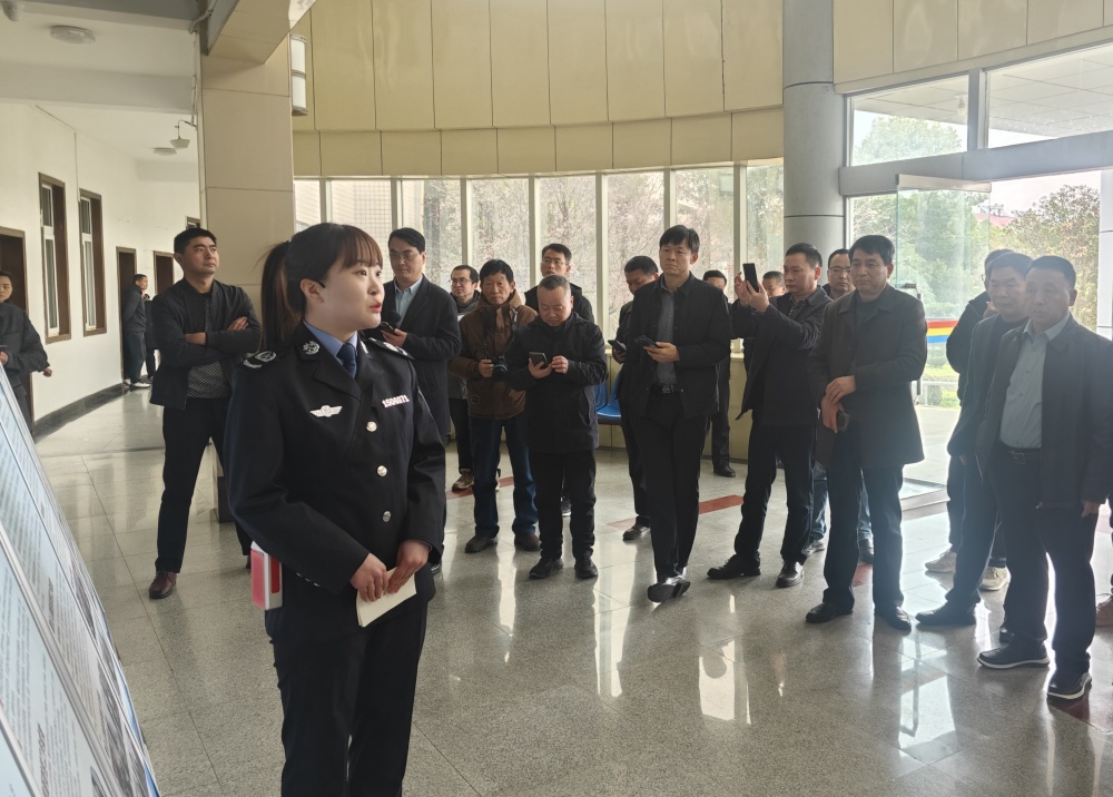 圖為與會人員觀摩現場1.jpg
