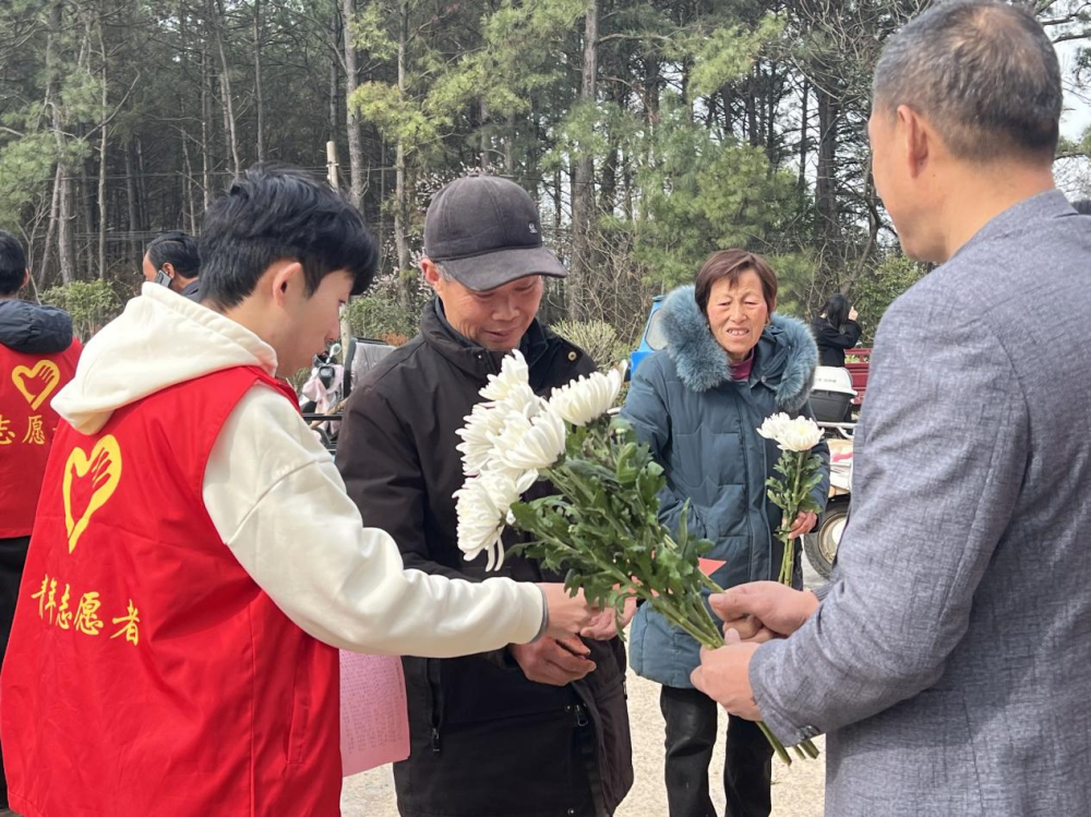 圖為志愿者向群眾發(fā)放倡議書，講解文明祭掃理念(1).png