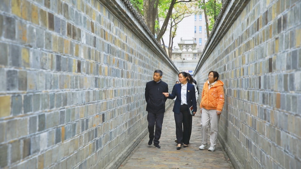圖為喬麗娟（中）正在六尺巷中，借用六尺巷禮讓精神調解居民矛盾。.jpg