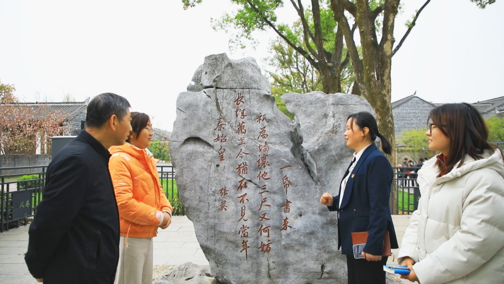 圖為喬麗娟（右二）正在讓墻詩太湖石前，借用六尺巷禮讓精神調解居民矛盾。.jpg