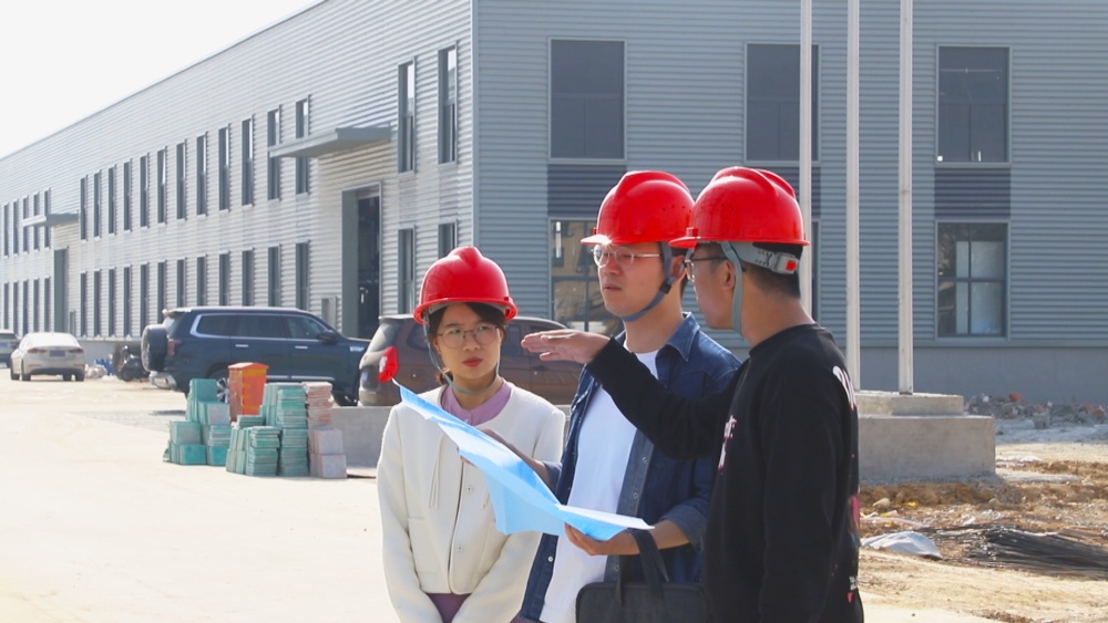 圖為范崗鎮工作人員正在企業走訪，幫助企業解決難題。.jpg