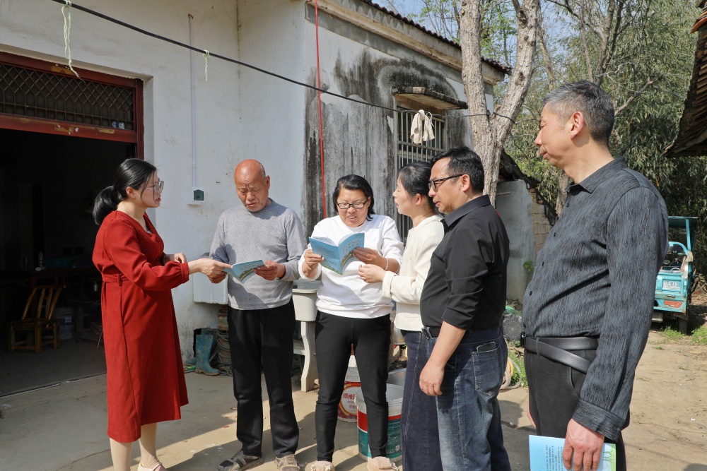 圖為政協委員向村民宣傳“宜居桐城”工作.JPG