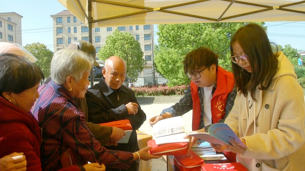 市科協發放宣傳品.jpg