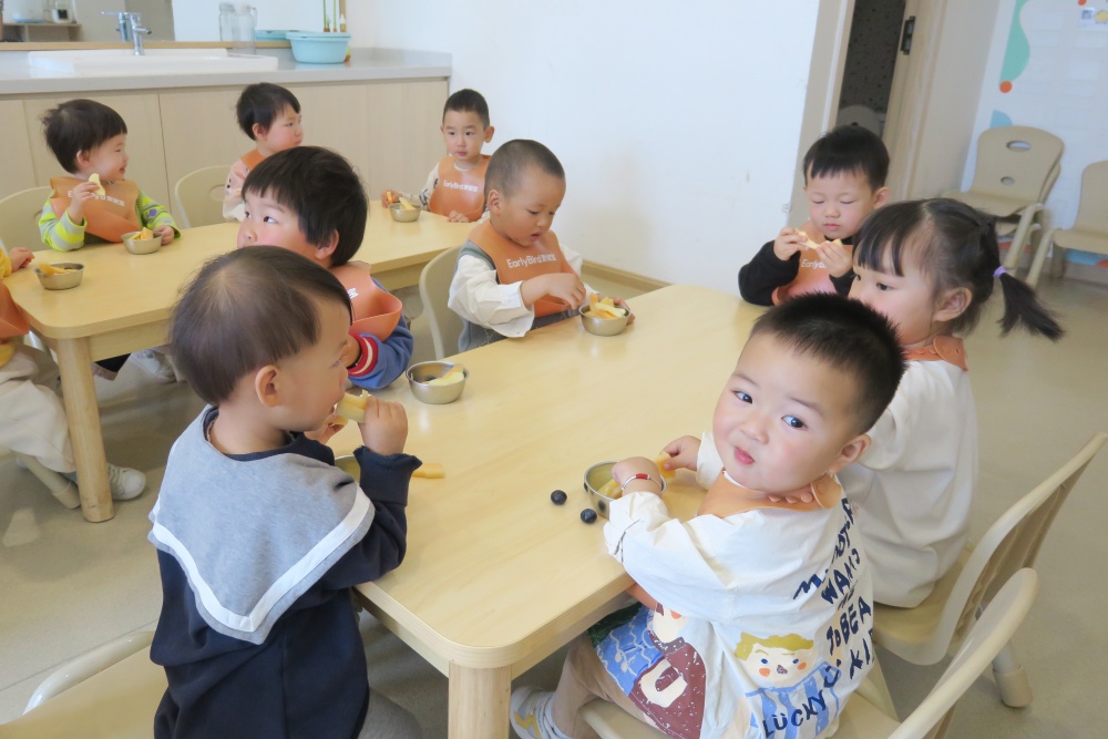 上午十點(diǎn)，小朋友們正在吃課間加餐的水果.jpg
