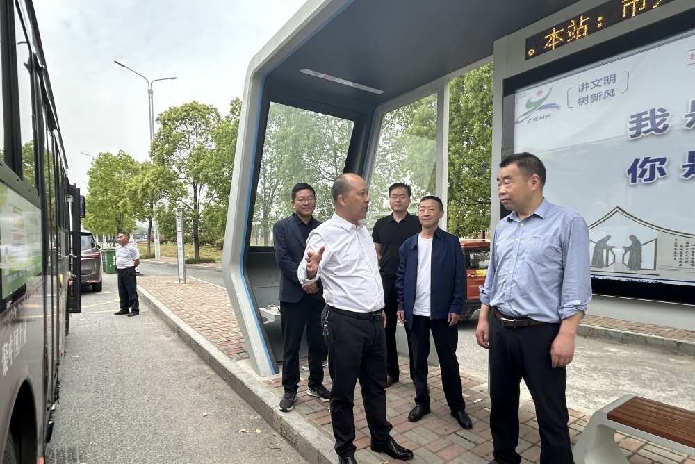 張先伍一行在市醫院公交站調研.jpg