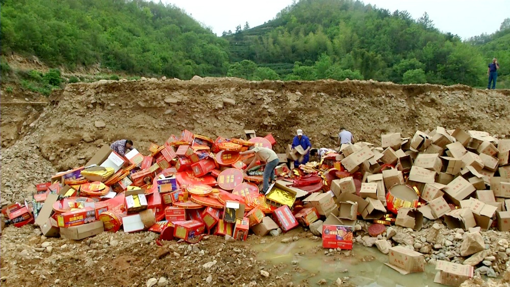 煙花爆竹銷毀前拆卸現場2(1).jpg