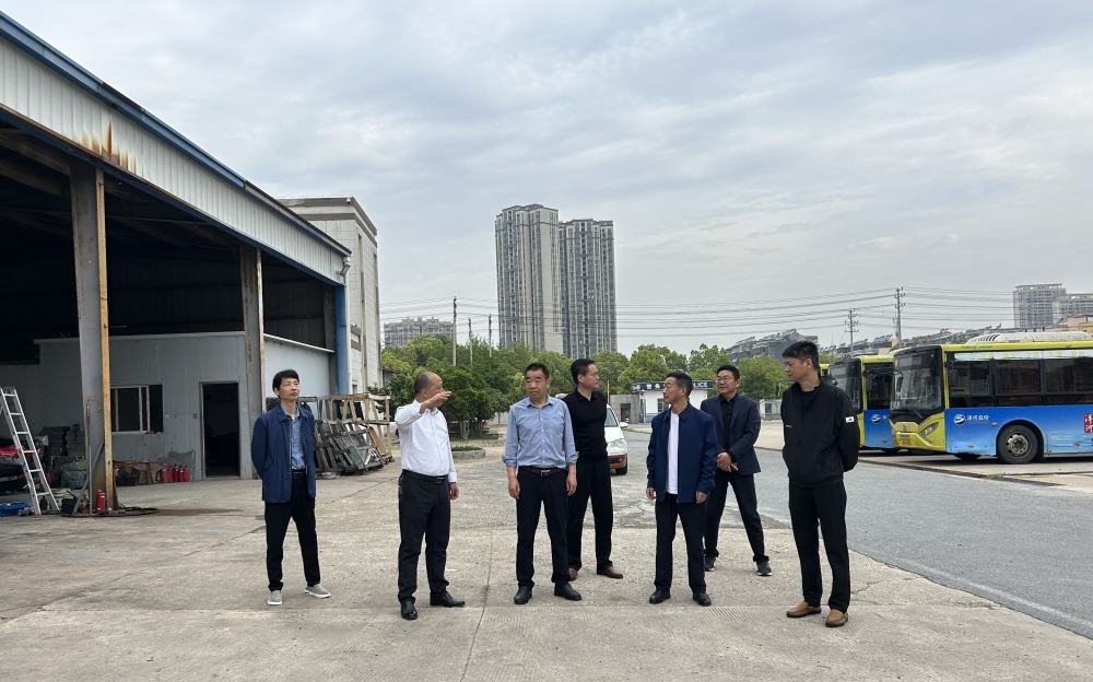 張先伍一行在安桐公交公司調研.jpg