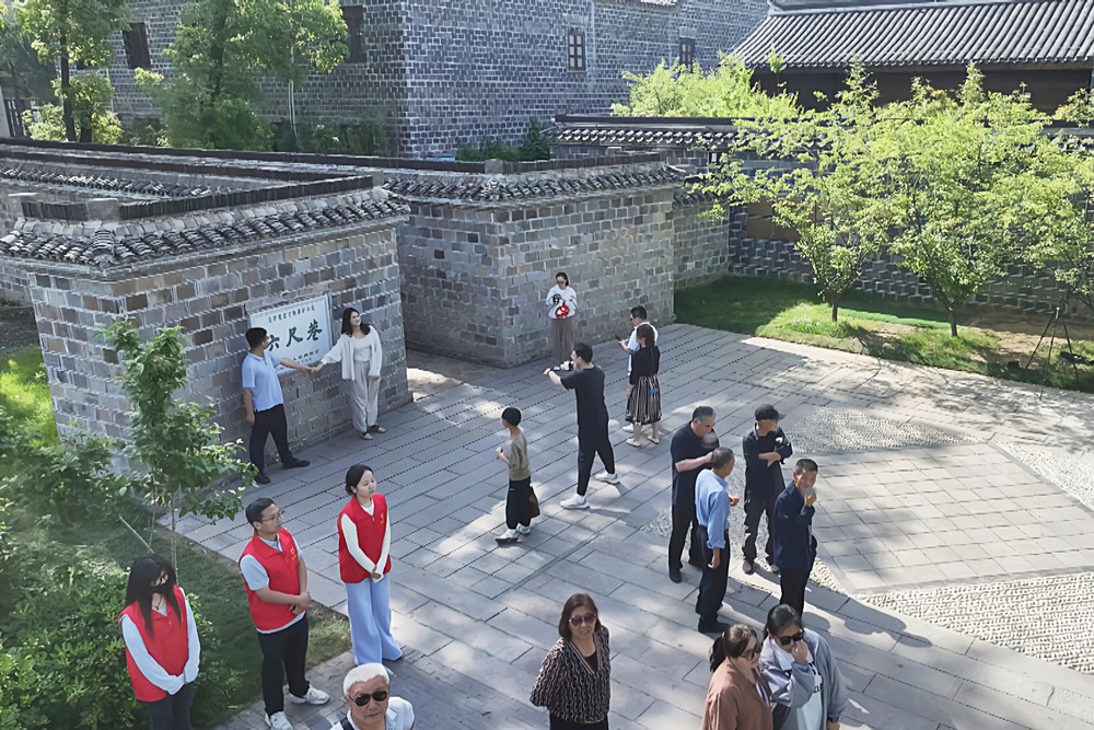 3、游客在六尺巷前打卡拍照_副本_副本.jpg