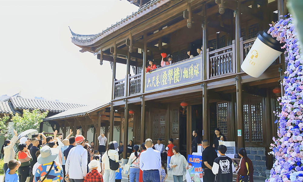 2、六尺巷文化街區新推出的拋繡球節目，吸引眾多游客拍照打卡。_副本.jpg
