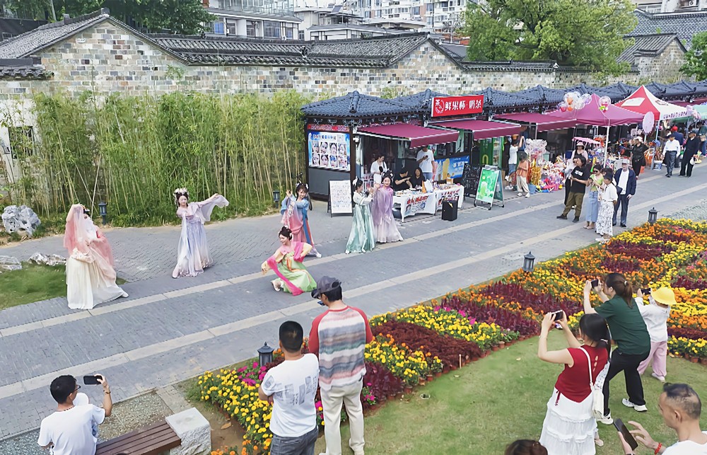 1、六尺巷文化街區新推出的漢服表演，吸引眾多游客拍照打卡。_副本.jpg