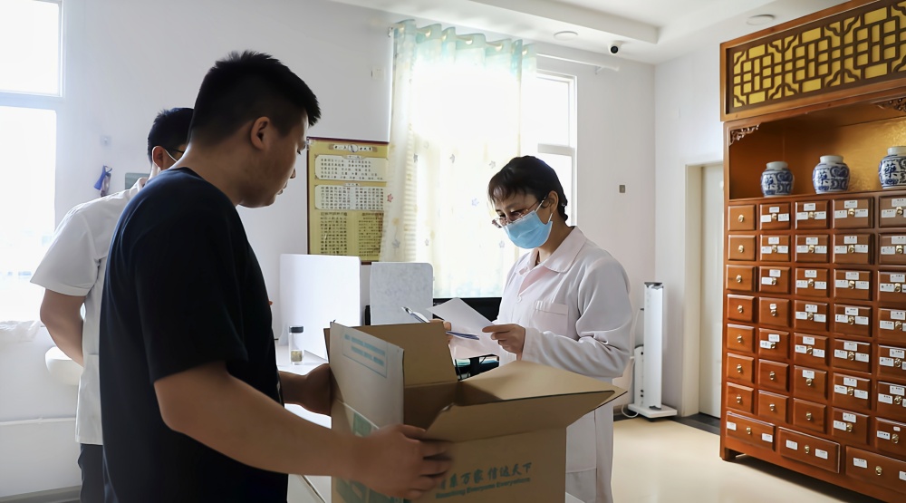 圖為基層衛生院接收共享中藥房的快遞.jpg