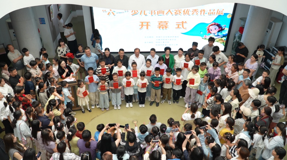 我市第八屆“六一”少兒書畫大賽獲獎(jiǎng)作品展開展1.jpg