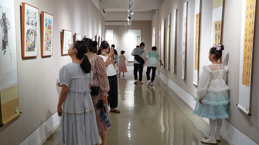 我市第八屆“六一”少兒書畫大賽獲獎(jiǎng)作品展開展3.jpg