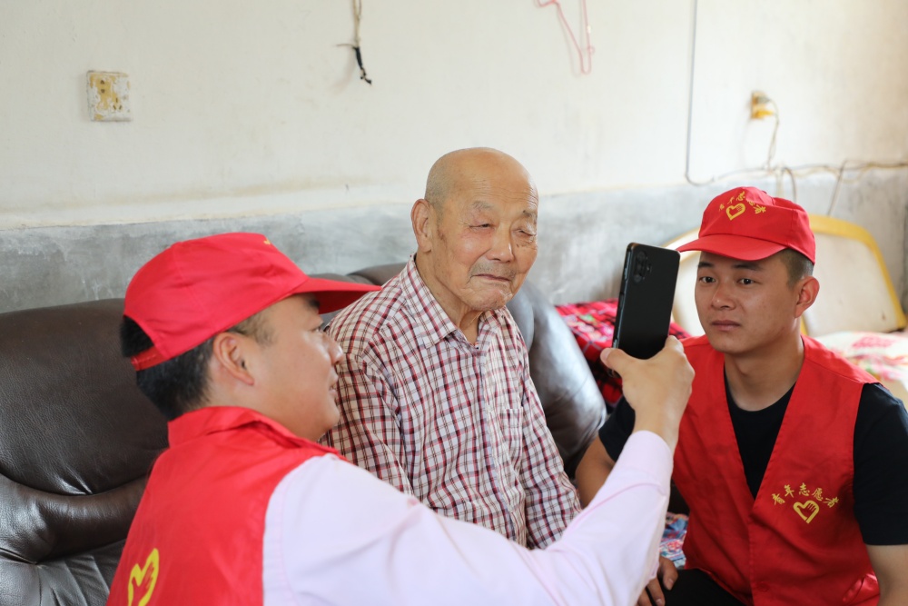 圖為志愿者上門為老人辦理養老金待遇資格認證.JPG