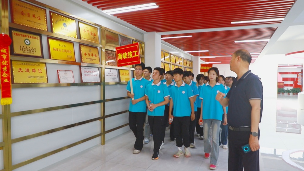 圖為學(xué)生們在安徽金科印務(wù)有限責(zé)任公司參觀.jpg