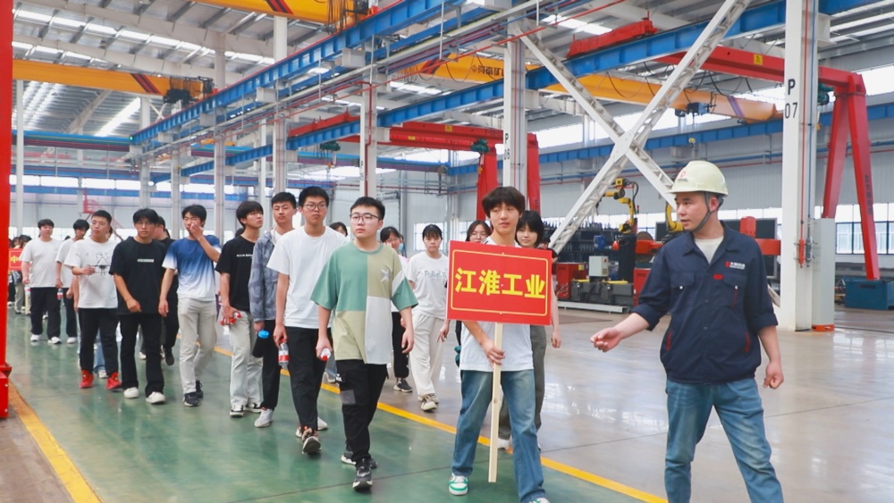圖為學(xué)生們在安徽大鼎智能裝備有限公司參觀1.jpg