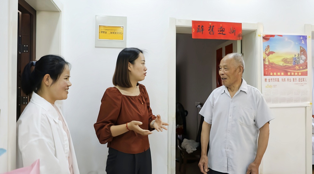圖為東關社區上門走訪群眾.jpg