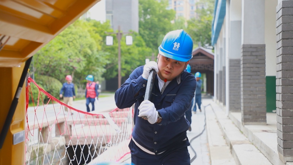 圖為桐城供電公司工作人員正在桐中考點為應急電源車鋪設電纜1.jpg