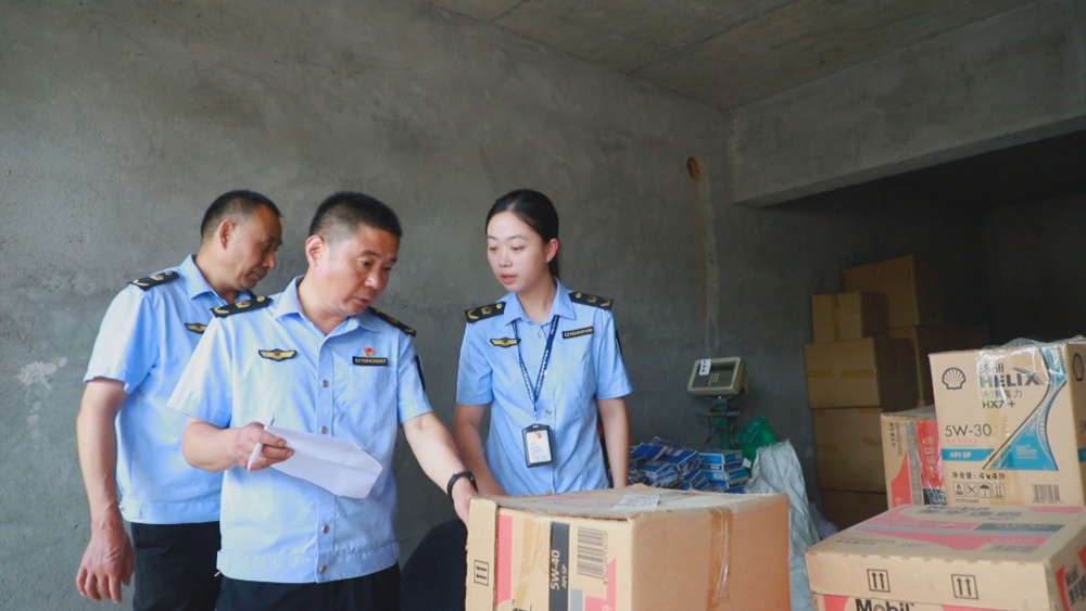 圖為行動市市場監管局工作人員正在清點核對侵權假冒偽劣商品.jpg