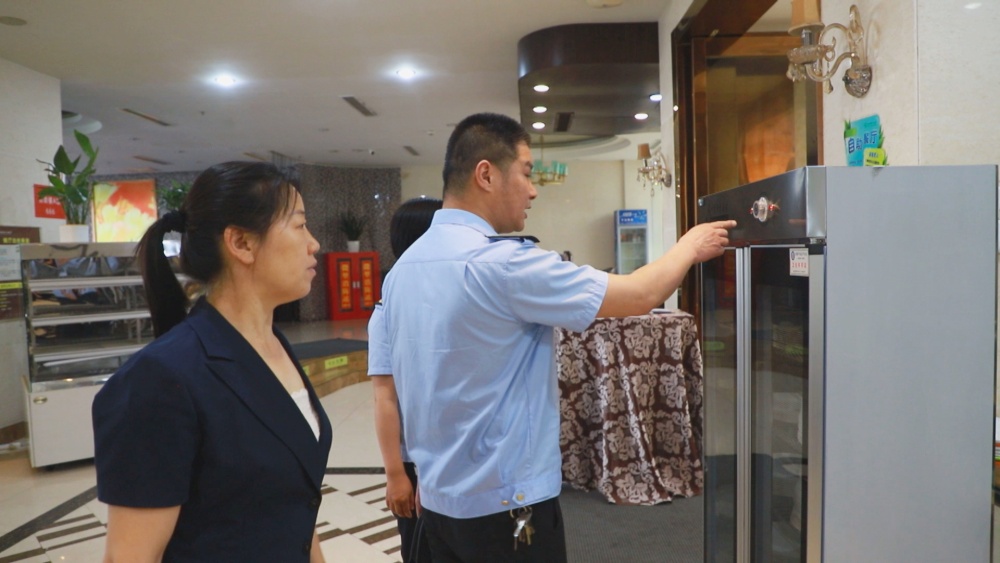 圖為市場監管局工作人員正在考點餐飲場所檢查食品安全.jpg