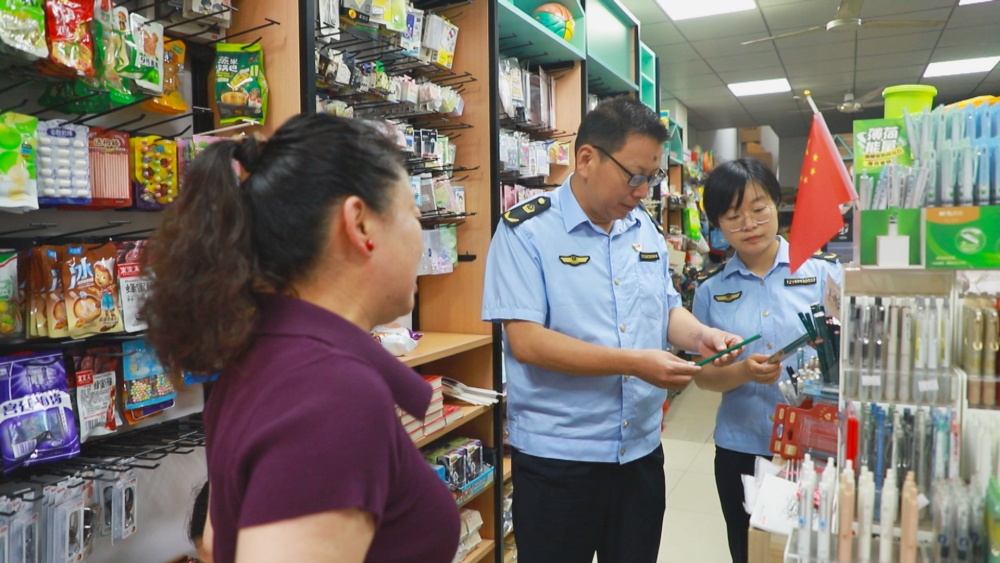 圖為市場監管局工作人員正在考點周邊文具店檢查考試用品.jpg