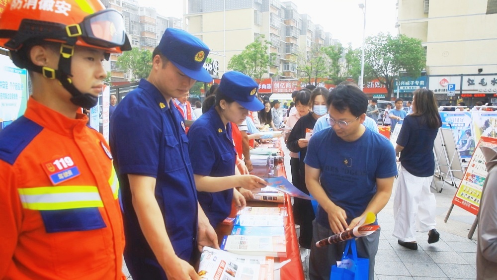 圖為活動(dòng)現(xiàn)場(chǎng)各單位工作人員正在向過(guò)往市民發(fā)放安全生產(chǎn)宣傳單頁(yè)并介紹安全生產(chǎn)知識(shí).jpg