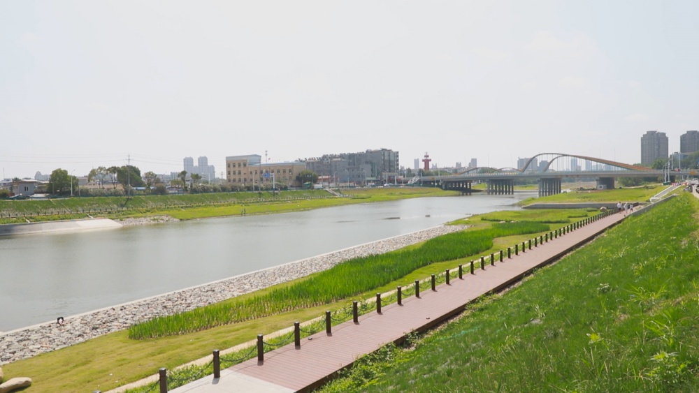 圖為龍眠河幸福河湖建設項目彩虹橋建成段實景.jpg