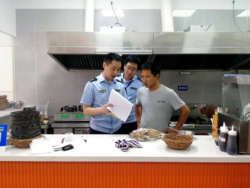 執法人員夜查餐飲店后廚現場_副本.jpg