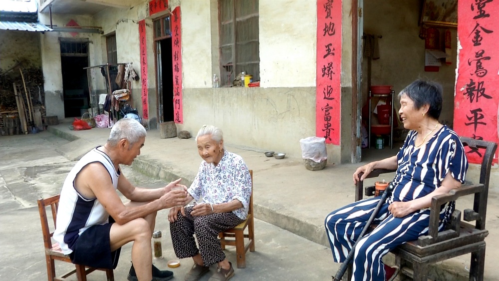 胡其在和母親在一起聊天 (1).jpg